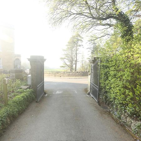 Entire Victorian Lodge In A Privately Gated Estate With Secure Parking For Two Cars And A Newly Refurbished Bathroom ภายนอก รูปภาพ